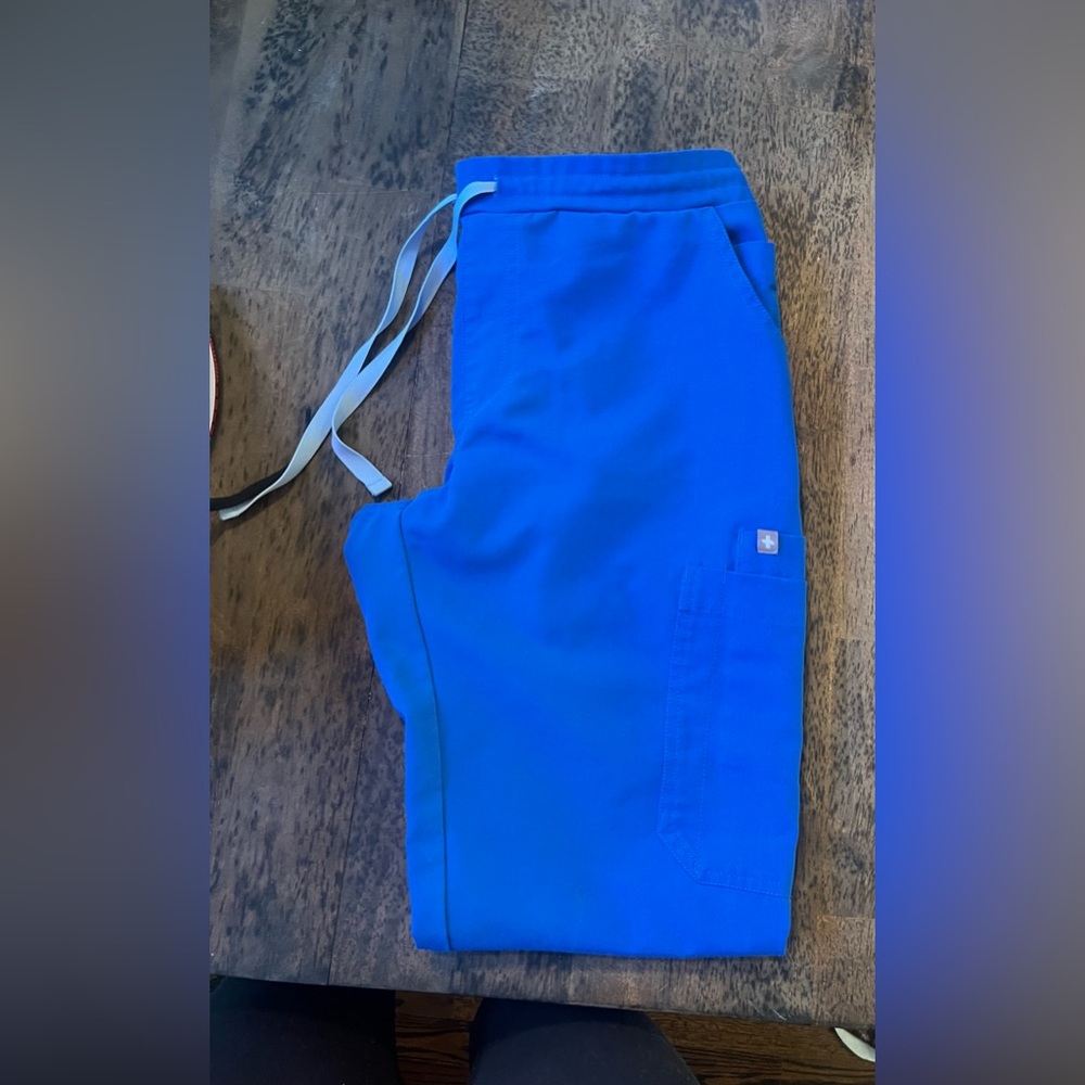 Figs Women's Scrub Pants in Vibrant Blue
Yola skinny scrub